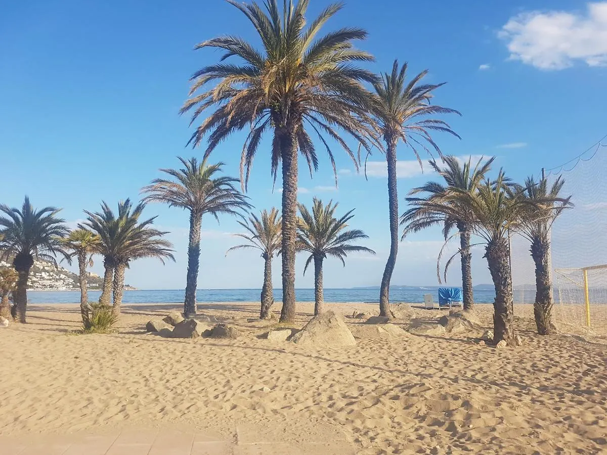 Beautiful Apartment In Front Of Beach, Pool, View Roses