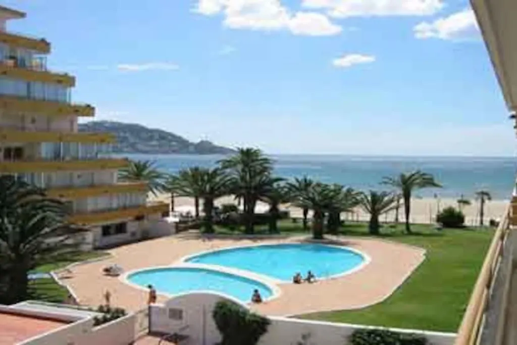 Beautiful Apartment In Front Of Beach, Pool, View Roses 0*,